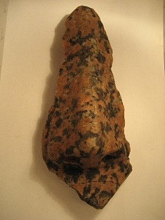 On a retrouvé le nez du sphinx (granit rose de Bretagne - hauteur 13 cm )