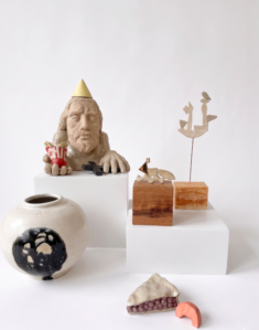 Trois univers céramiques se rencontrent : la sculpture satirique de Jésus par Léa Rose dialogue avec les mobiles délicats de Justine Cornuot et le vase « Moon Var » de Formes, signé Camille De Landtsheer, reconnaissable à son émail coulé. Trois univers céramiques se rencontrent : la sculpture satirique de Jésus par Léa Rose dialogue avec les mobiles délicats de Justine Cornuot et le vase « Moon Var » de Formes, signé Camille De Landtsheer, reconnaissable à son émail coulé.