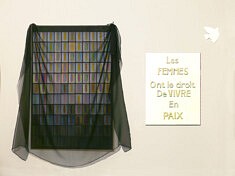 TROP de Féminicides - 121 femmes assassinées en 2021 -120x175 cm, Bois, terre cuite, photographies numériques, soie