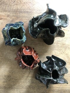 Quatre vases, grès émaillé