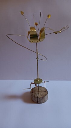 Fleur et abeille (bois flotté et laiton)