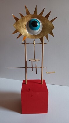Mon oeil. Bois, laiton, résine et peinture acrylique. Hauteur 37 cm