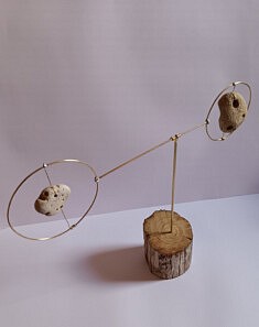 La mer "sèchée" (bois flotté, laiton et galets)