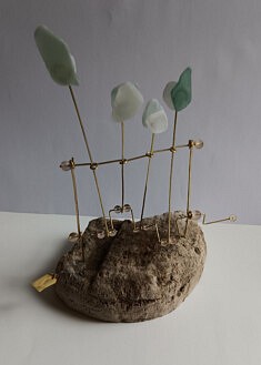 Sans titre (verre poli, bois flotté et laiton)