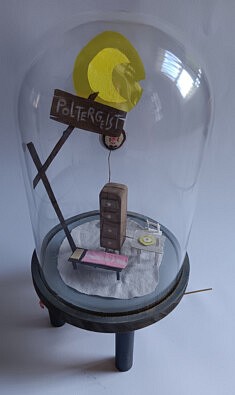 Poltergeist (verre, carton, gélatine film et bois)