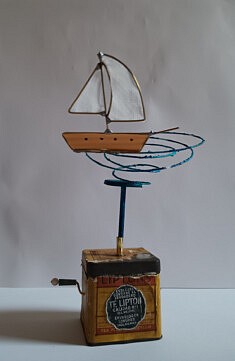 La route du Thé. Tissu, bois, laiton et boite ancienne de Thé. Hauteur 26 cm, largeur 15 cm