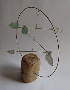 Mobile ((bois flotté, verre poli et laiton)