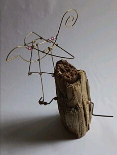 Oiseau volant (bois flotté et laiton)