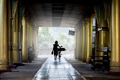 L'inconnue à la bicyclette (Bago, Myanmar)
