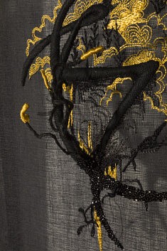  Respiro or, détail, 2024  Broderie main, à l’aiguille et au crochet de Lunéville  sur gaze tarlatane, fil de métal, perles,  fil de  rayonne-soie, fil coton, 51 x 42 x 10 cm