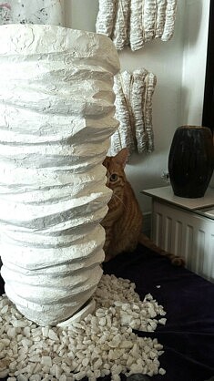 1. TildaLovi_sculpturecreuse_LaPetiteCaleQuiTientLeMonde_PlâtreetMarbre_53x25x11