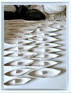 TildaLovi_Barques qui Vont et Voient_Installation de sculptures en porcelaine_70x30cm_fragment blanche