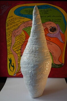 TLovi_Danse d'une flamme_grès émaillé blanc brillant_feuille d'or et dorure; 46x20x6 cm, 2026