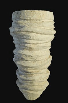 TildaLovi_sculpture_LaPetiteCaleQuiTientLeMonde_PlâtreetMarbre_53x25x11