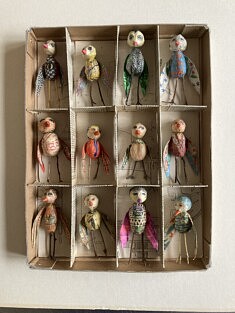 Oiseaux 3D. Papier mâché, collage et brindilles. 7 cm environ. Oiseaux 3D. Papier mâché, collage et brindilles. 7 cm environ.