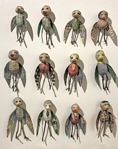 Oiseaux 3D. Papier mâché, collage et brindilles. 7 cm environ. Oiseaux 3D. Papier mâché, collage et brindilles. 7 cm environ.