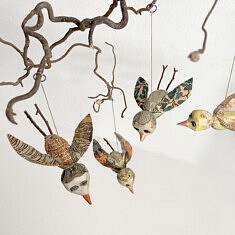 oiseaux 3D volant. Papier mâché, collage et brindilles, fil, bois. 7 cm environ oiseaux 3D volant. Papier mâché, collage et brindilles, fil, bois. 7 cm environ