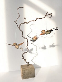 oiseaux 3D volants. Papier mâché, collage et brindilles, fil, bois. 7 cm environ oiseaux 3D volants. Papier mâché, collage et brindilles, fil, bois. 7 cm environ