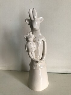 "Dans ses bras" - faïence - hauteur 23 cm